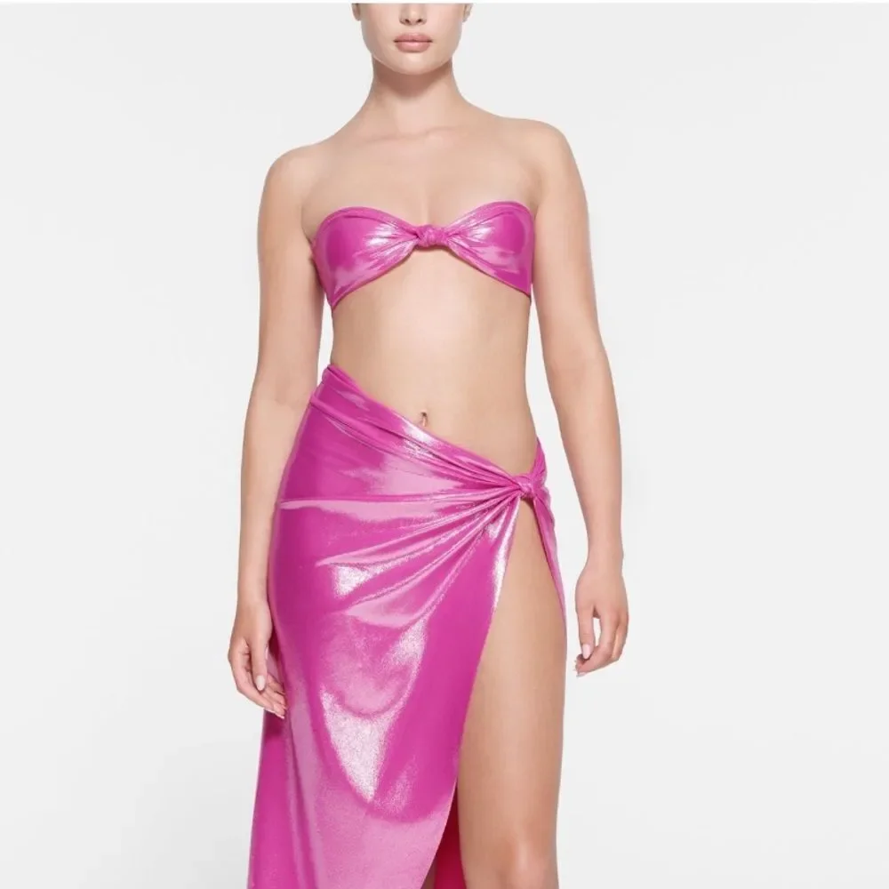 SKIMS liquid shine‎ bandeau Lollipop Color Medium NWT in packaging